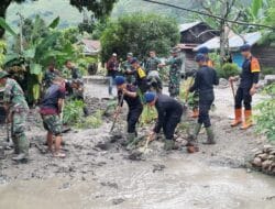 Polda Sumut Bantu Warga Bersihkan Rumah Terdampak Longsor di Humbahas