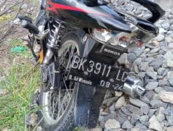 Kurang Waspada, Pemotor Ditabrak Kereta Api