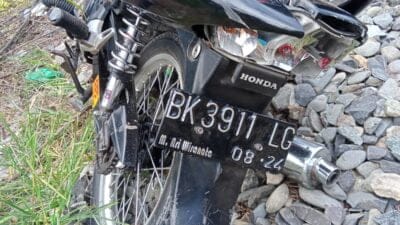 Kurang Waspada, Pemotor Ditabrak Kereta Api