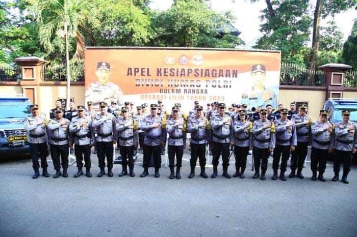 Kadiv Humas Polri Pimpin Upacara Gelar Pasukan Kesiapsiagaan Ops Lilin 2023