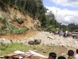 Polisi Sigap Bersihkan Material Longsor di Taput
