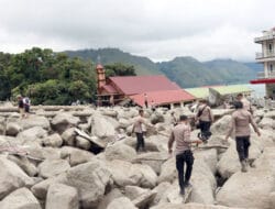 Polda Sumut Kerahkan Personel Bantu Evakuasi Korban Bencana Longsor di Humbahas