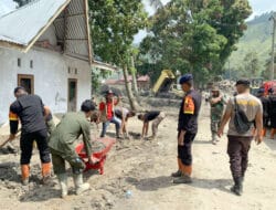 Polisi Bersihkan Rumah Warga Terdampak Bencana Longsor di Humbahas