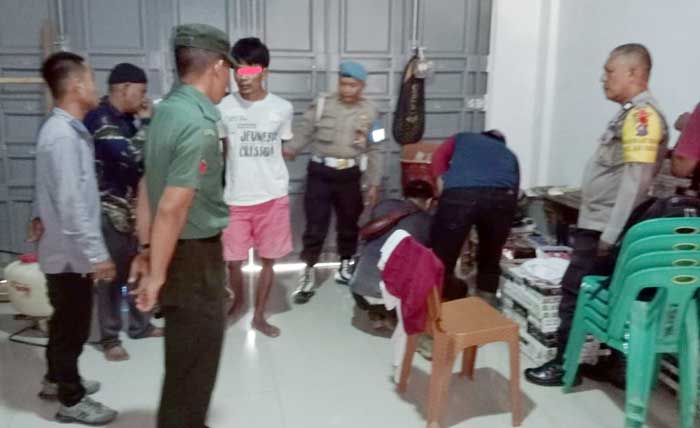 Polsek Aek Natas Dibantu Kaur dan Kadus Desa Terang Bulan Gerebek Rumah Diduga Pengedar Narkoba