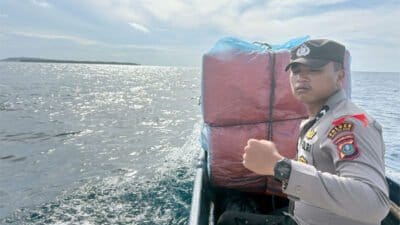 Beredar Video Polisi Bawa Kotak Suara Terombang-ambing di Tengah Lautan