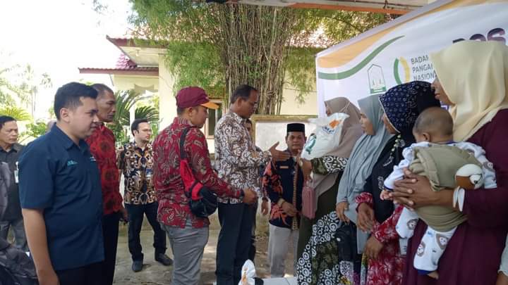 Pj Bupati Aceh Timur Salurkan Bantuan Pangan KPM Secara Simbolis