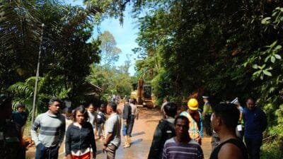 Poldasu, TNI, BPBD dan Masyarakat Berhasil Evakuasi Material Longsor Tutupi Jalan Lintas Tarutung-Sibolga