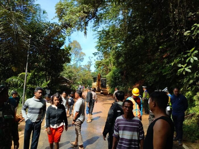 Poldasu, TNI, BPBD dan Masyarakat Berhasil Evakuasi Material Longsor Tutupi Jalan Lintas Tarutung-Sibolga