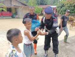 Tanggul Sungai Jebol, Brimob Polda Sumut Gerak Cepat Evakuasi Warga Terdampak Banjir