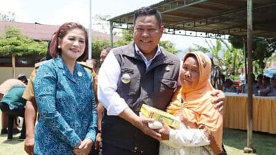 Bupati Eddy Berutu Serahkan Sembako untuk Lansia dan Penyandang Disabilitas
