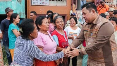Bupati Eddy Kunjungi dan Berikan Bantuan Kepada Korban Banjir