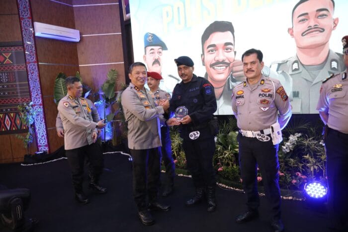 Polisi Berkumis Polda Sumut Tampil Humanis