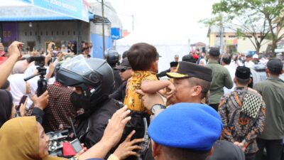 Kapolda Sumut Gendong Anak Antusias Bertemu Presiden Jokowi