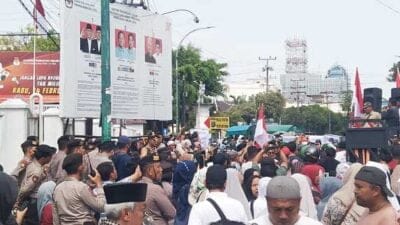 Ratusan Massa Pejuang Perubahan Geruduk Kantor KPU Sumut