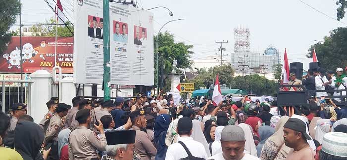 Ratusan Massa Pejuang Perubahan Geruduk Kantor KPU Sumut