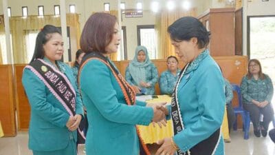 Romy Mariani Eddy Berutu Lantik Ketua TP PKK dan Bunda PAUD Desa Bukit Tinggi