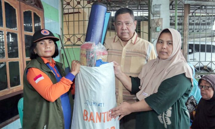 Bupati Dairi Serahkan Bantuan Kepada Korban kebakaran Jalan Putri Lopian