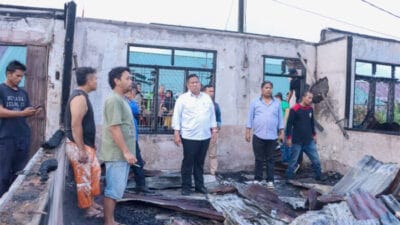Bupati Eddy Berutu Sambangi Keluarga Korban Kebakaran di Kampung Jawa