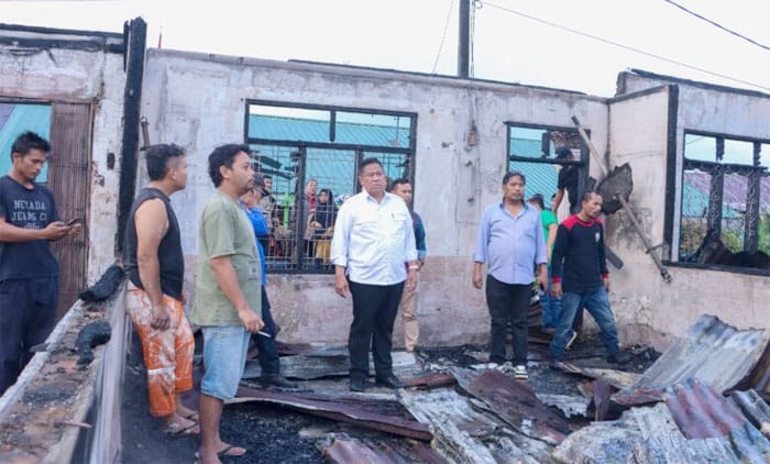 Bupati Eddy Berutu Sambangi Keluarga Korban Kebakaran di Kampung Jawa