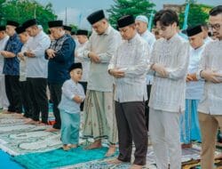 Bobby Salat Idulfitri Bersama Ribuan Warga