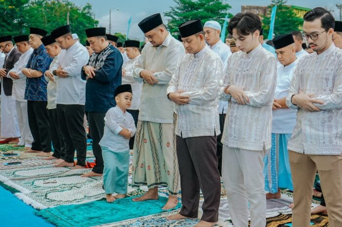 Bobby Salat Idulfitri Bersama Ribuan Warga