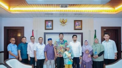 Bobby Nasution Hadiahkan Umroh Ibu dan Kedua Adik Gibran