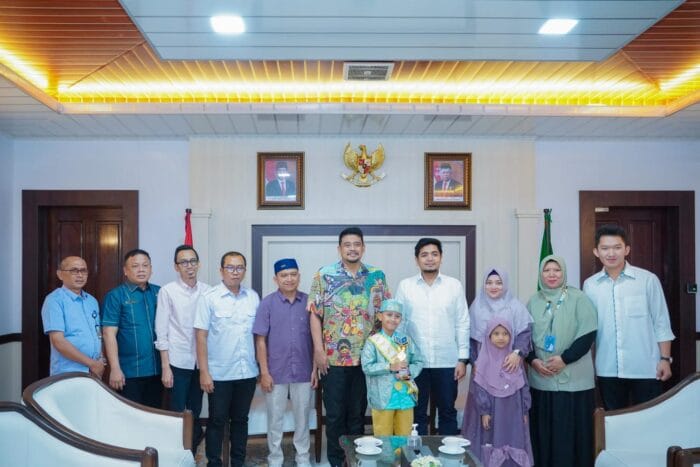 Bobby Nasution Hadiahkan Umroh Ibu dan Kedua Adik Gibran