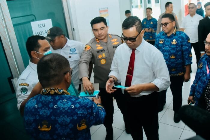Jenguk Korban Kebakaran di RSUD, Pj Bupati Batu Bara Berikan Santunan