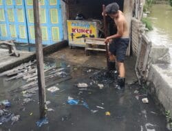 Warga Temukan Sampah Sumbat Saluran Air Pembuangan