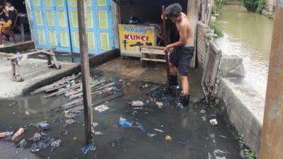 Warga Temukan Sampah Sumbat Saluran Air Pembuangan