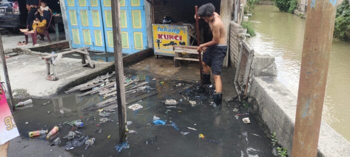 Warga Temukan Sampah Sumbat Saluran Air Pembuangan