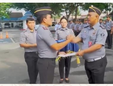 Karutan Kelas 1 Tanjung Gusta Medan Berikan Piagam Penghargaan Kepada Staf Terbaik