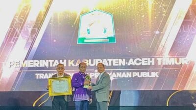 Pj Bupati Aceh Timur Terima Penghargaan Serambi Awards