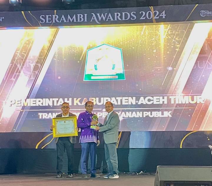 Pj Bupati Aceh Timur Terima Penghargaan Serambi Awards