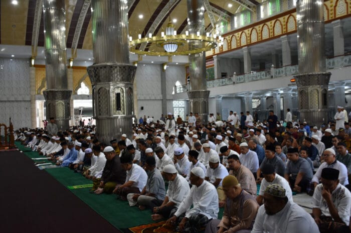 Pemko Langsa dan Masyarakat Salat Iduladha di Masjid Darul Fallah