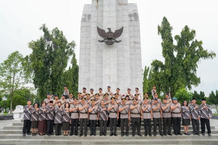 Wakapoldasu Pimpin Ziarah di TMP Peringati Hari Bhayangkara Ke-78
