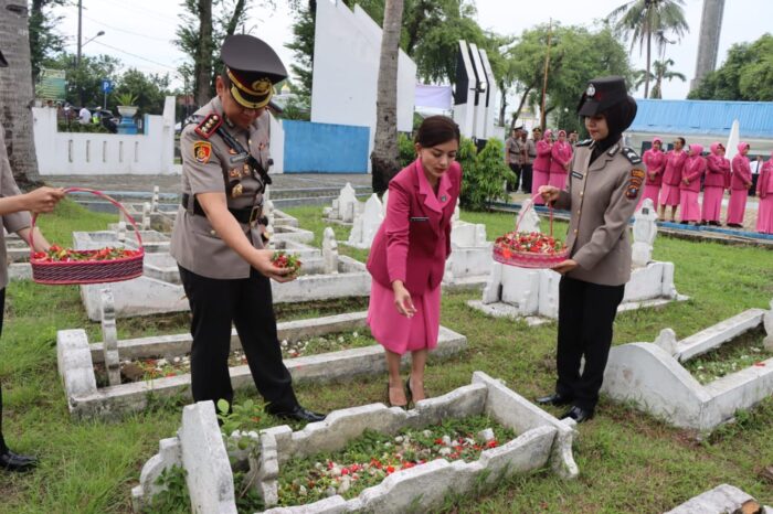 Polresta Deliserdang Laksanakan Upacara dan Ziarah Rombongan di TMP Lubuk Pakam