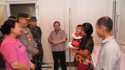 Kapolda Sumut Berikan Pengobatan Balita Asal Nias Alami Kelainan Kandung Kemih