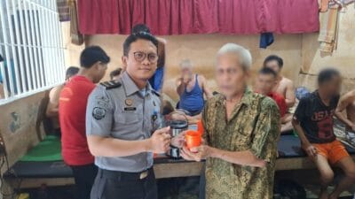 Rutan Labuhan Deli Berikan Susu Kepada Warga Binaan Lansia