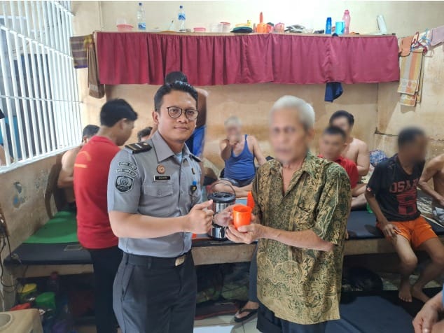 Rutan Labuhan Deli Berikan Susu Kepada Warga Binaan Lansia