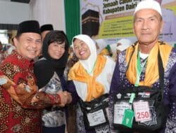 Pj Bupati Surung Charles Bantjin Lepas 19 Jemaah Calon Haji Asal Dairi