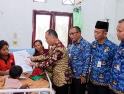 Pj Bupati Dairi Kunjungi Korban KDRT di RSUD dan Serahkan Adminduk