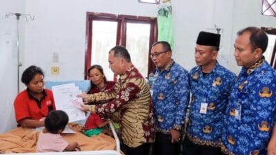 Pj Bupati Dairi Kunjungi Korban KDRT di RSUD dan Serahkan Adminduk