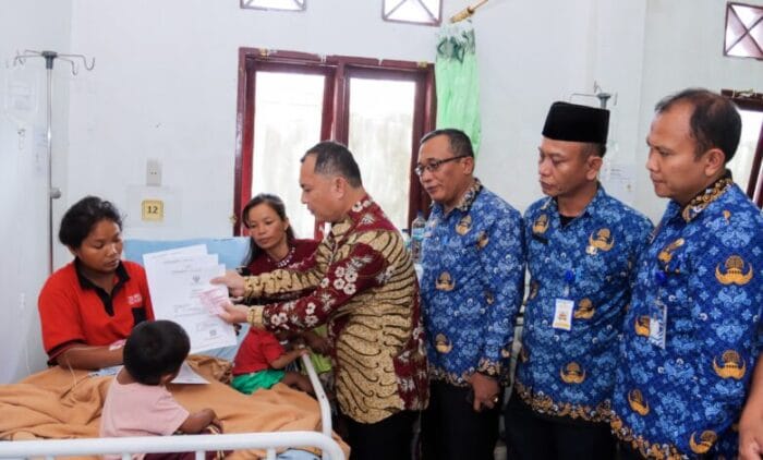 Pj Bupati Dairi Kunjungi Korban KDRT di RSUD dan Serahkan Adminduk