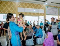 Kahiyang Ayu Beri Makanan Tambahan 34 Anak Stunting