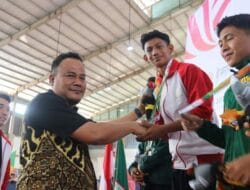 Pj Sekda Aceh Timur Kalungkan Medali Emas Cabor Pencak Silat