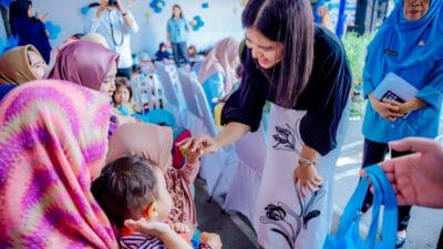 Kahiyang Ayu Bagikan Bingkisan untuk Anak Stunting
