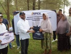 Nasir Djamil Bantu Nelayan Aceh Timur