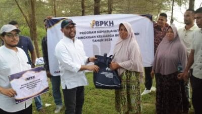 Nasir Djamil Bantu Nelayan Aceh Timur