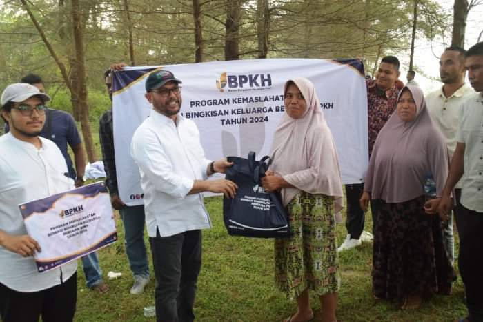 Nasir Djamil Bantu Nelayan Aceh Timur